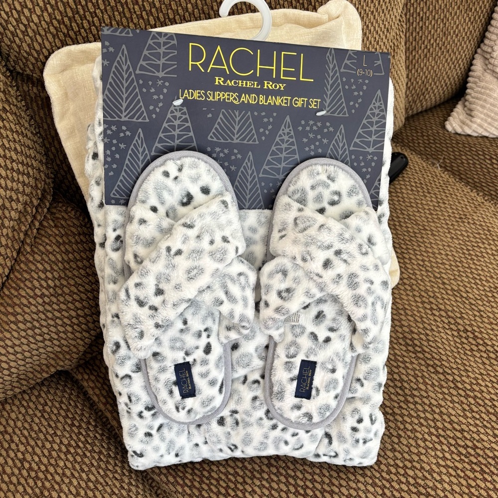 NWT Rachel Roy Luxury
Slippers & Blanket Gift
Set - Beautiful